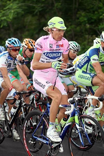 Race leader Franco Pellizotti (Liquigas) adjusts his helmet.