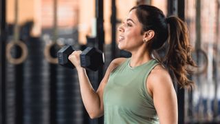 Beginner strength training: Image shows woman doing bicep curl