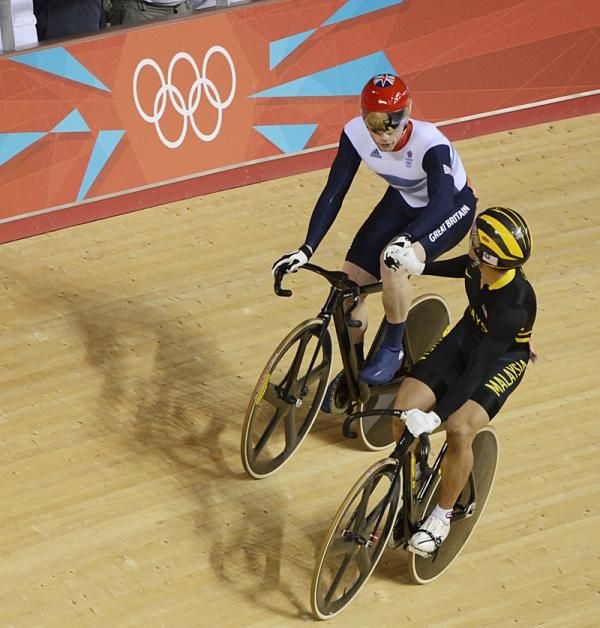 Jason Kenny (Great Britain) and Azizulhasni Awang (Malaysia) shake hands after the Briton won their 1/4 final match-up.
