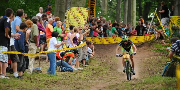 Moritz Milatz races downhil among the spectators