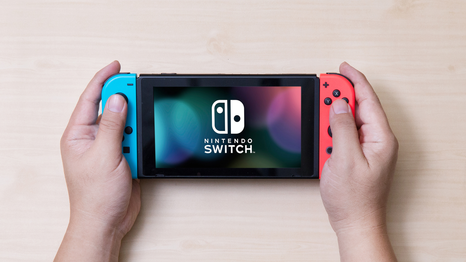 Мужчина держит Nintendo Switch