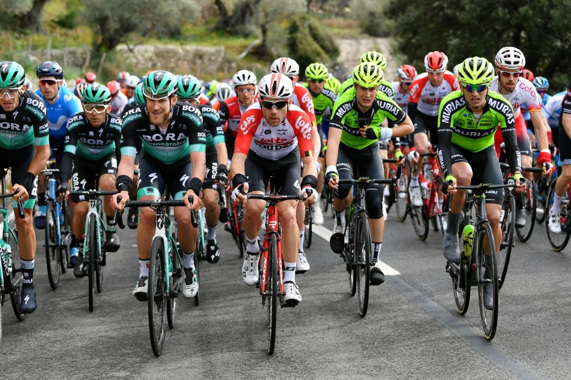 The peloton during the Trofeo Andratx-Lloseta
