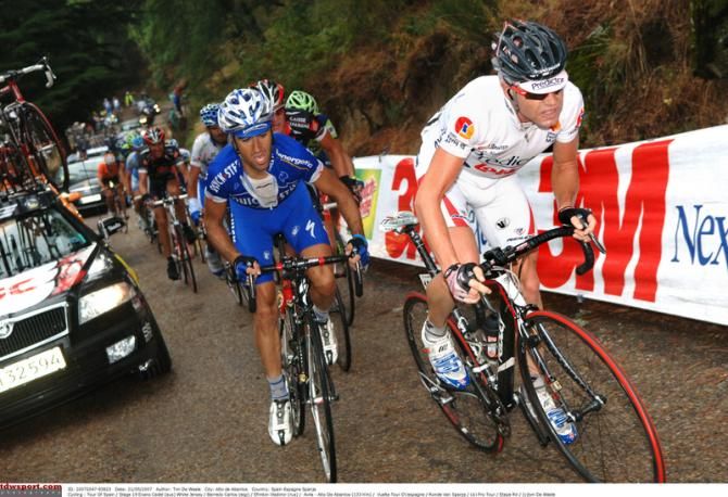 Cadel Evans climbs during the 19th stage of the 2007 Vuelta