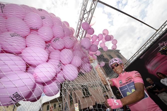 Nairo Quintana (Movistar) and the Giro's pink balloons