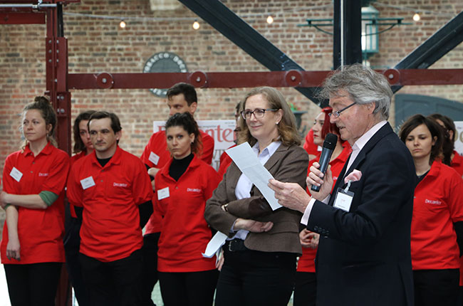 Steven Spurrier, DWWA chairman, and Sarah Kemp, Decanter's managing director, address judges and 'red shirts' on the first morning of DWWA 2016 judging week.