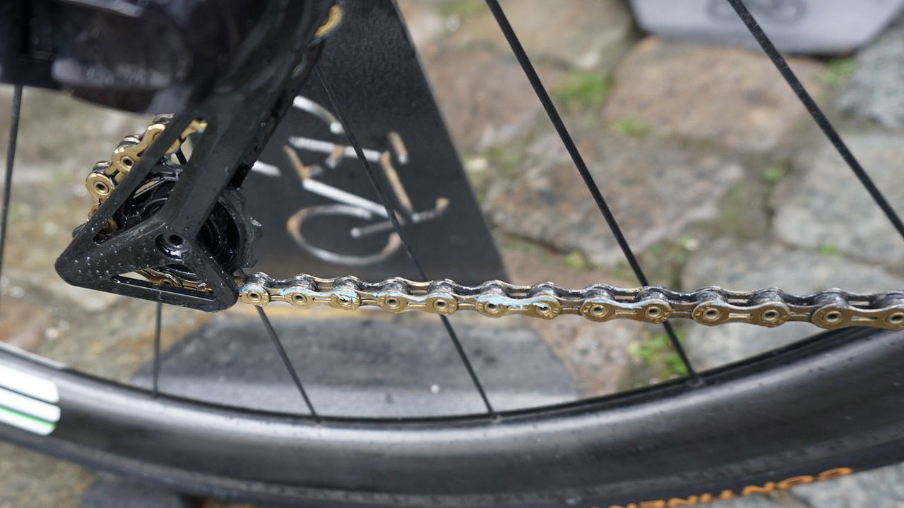 A closer look at the Muc-Off C3 ceramic chain lube