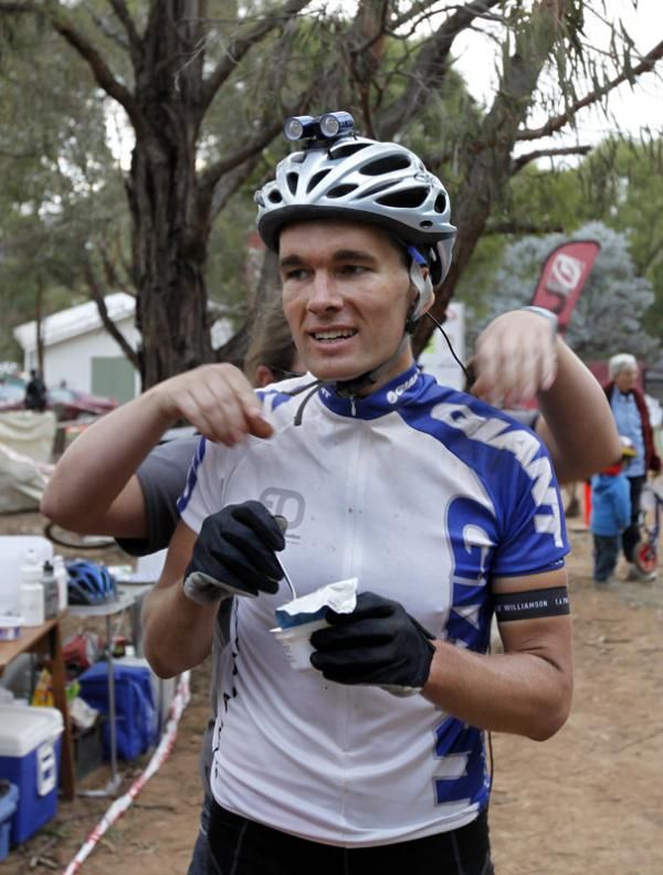 Dan Mackay (2nd to Jason English in 2009) gets a helping hand in the pits from Sarah, but a broken collarbone put and end to his race a few hours later.