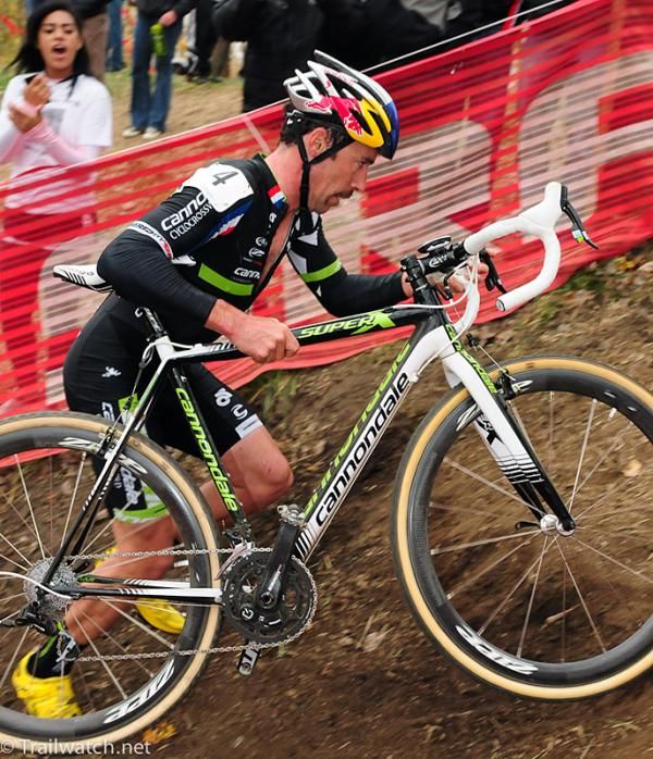 Tim Johnson (Cannondale-Cyclocrossworld.com) chose to run the steepest run-up while others rode it