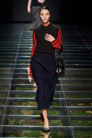 Look da passarela outono/inverno 2024 da Prada com um suéter-colete.