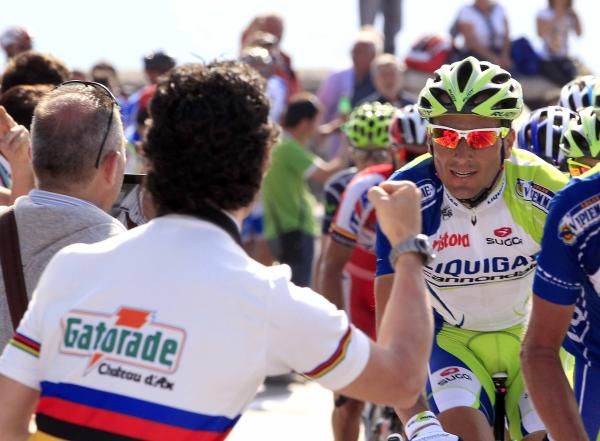 A Gianni Bugno fan offers his support to Ivan Basso at Lago Laceno.