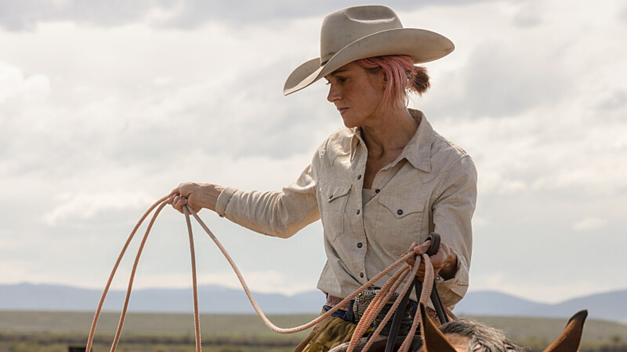 Una imagen de prensa de Jennifer Landon como Teeter haciendo cuerdas en Yellowstone.