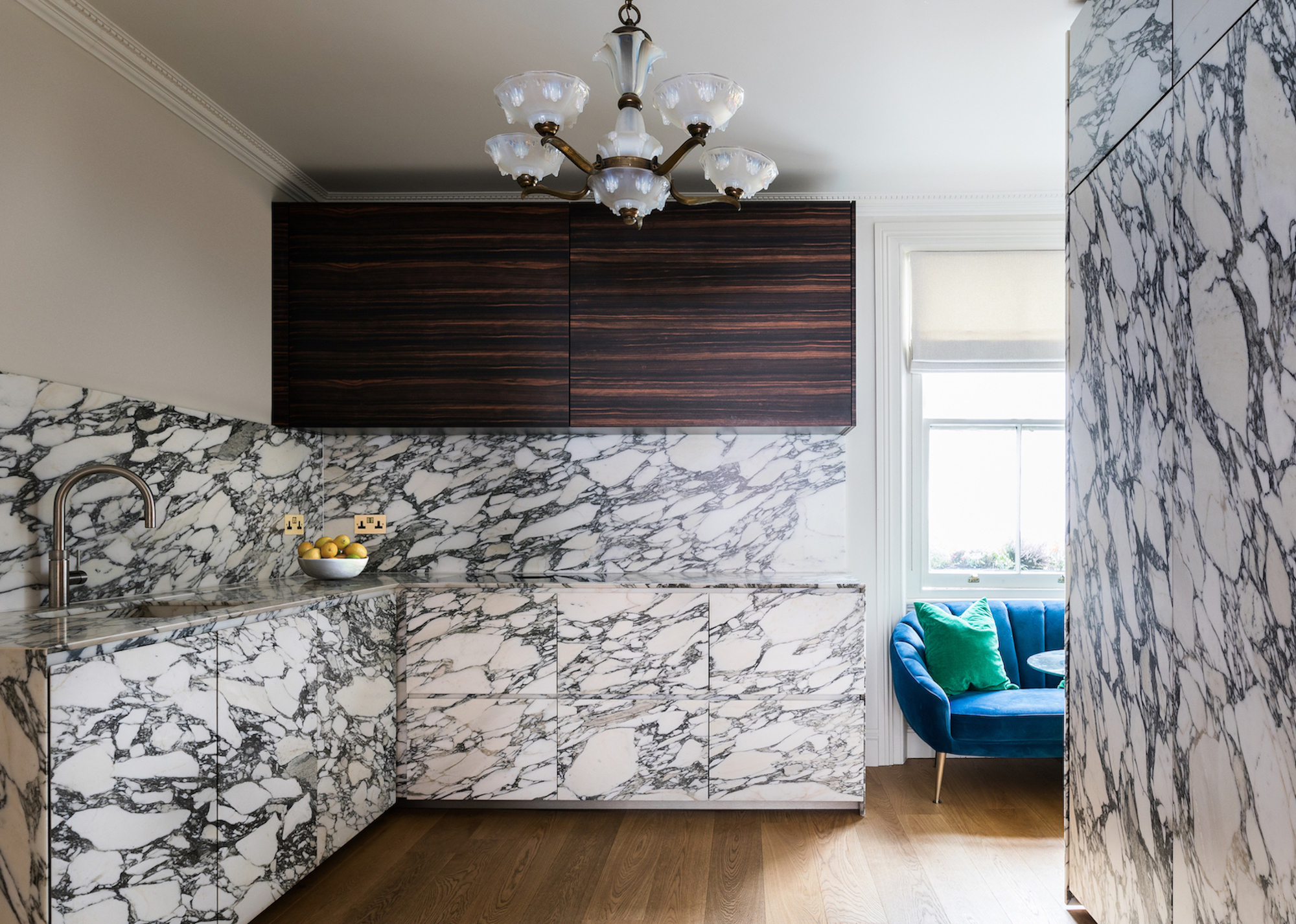 Kitchen almost entirely clad with arabescato marble