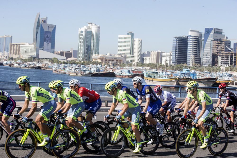 The peloton makes its way through Dubai