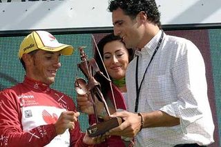 Spanish legend Miguel Indurain hands over a prize to mountains leader Joaquin Rodriguez Oliver (Saunier Duval).