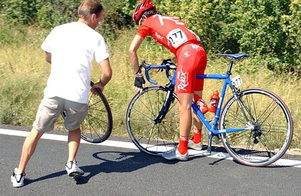 Daniel Moreno (Relax-Gam) getting a wheel change