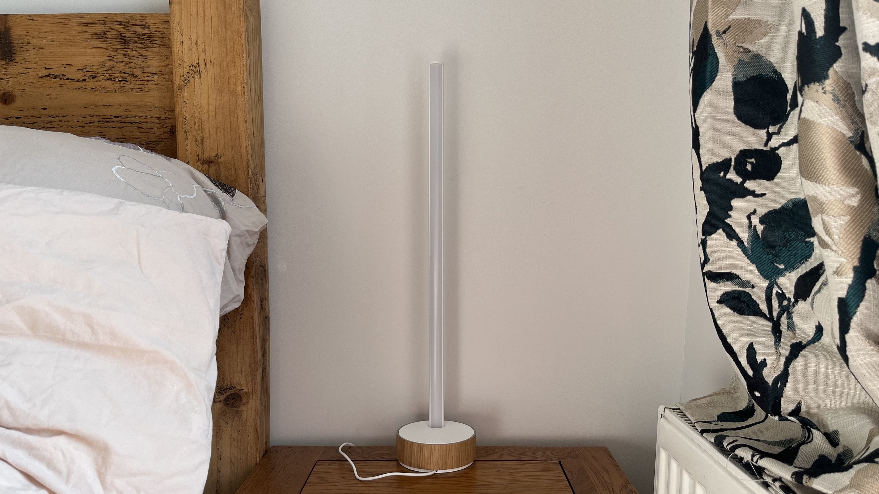 philips hue signe på et nattbord