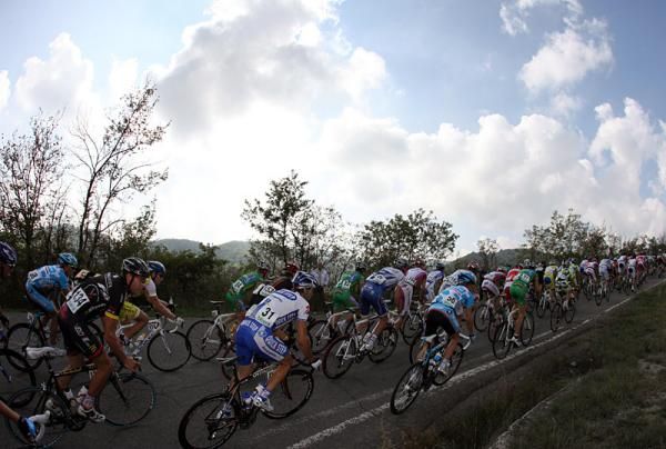 The peloton in action during the Memorial Cimurri-Grand Prix Bioera.