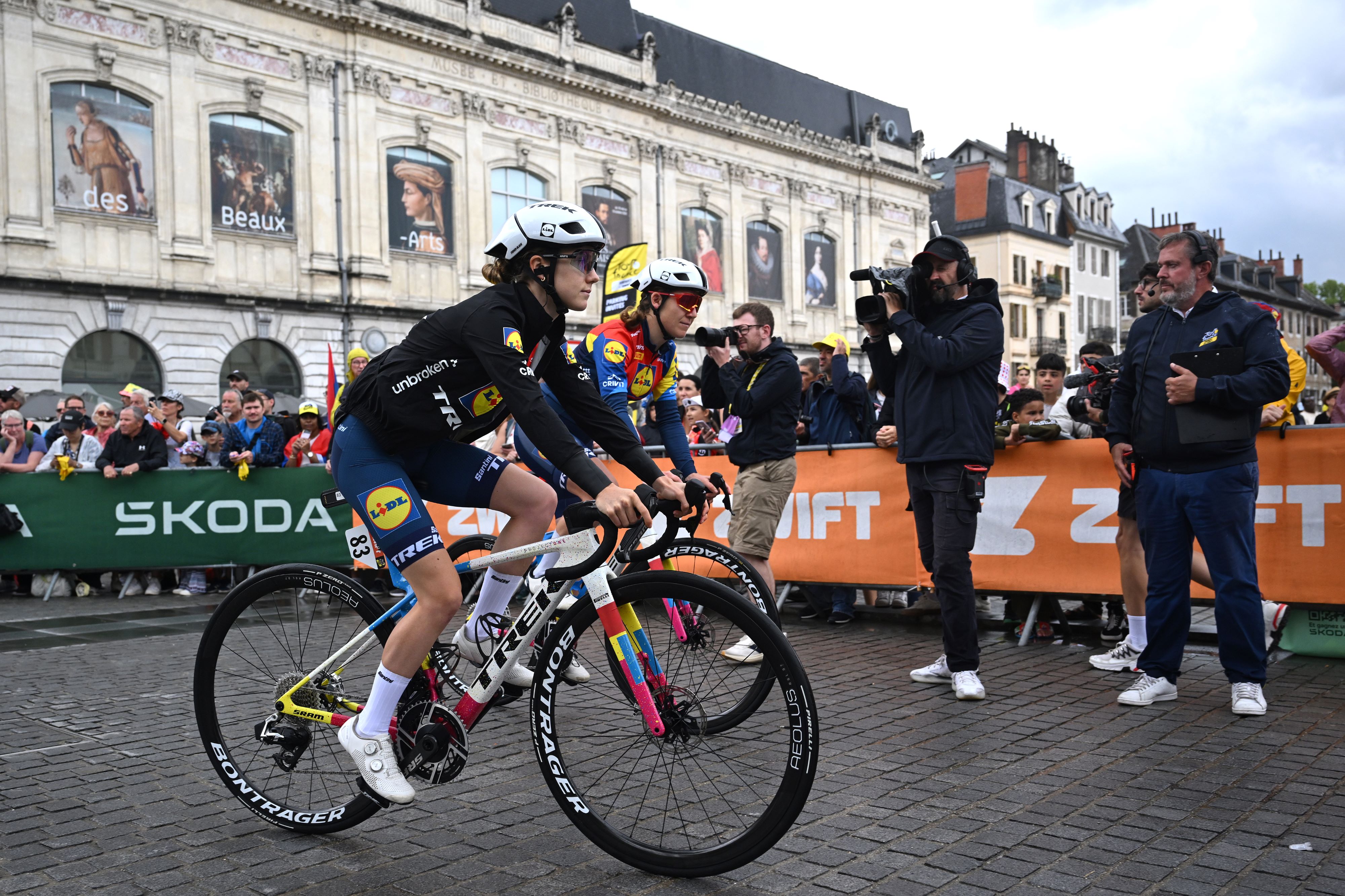 Niamh Fisher-Black before the start of stage 8 of the Tour de France Femmes 2025