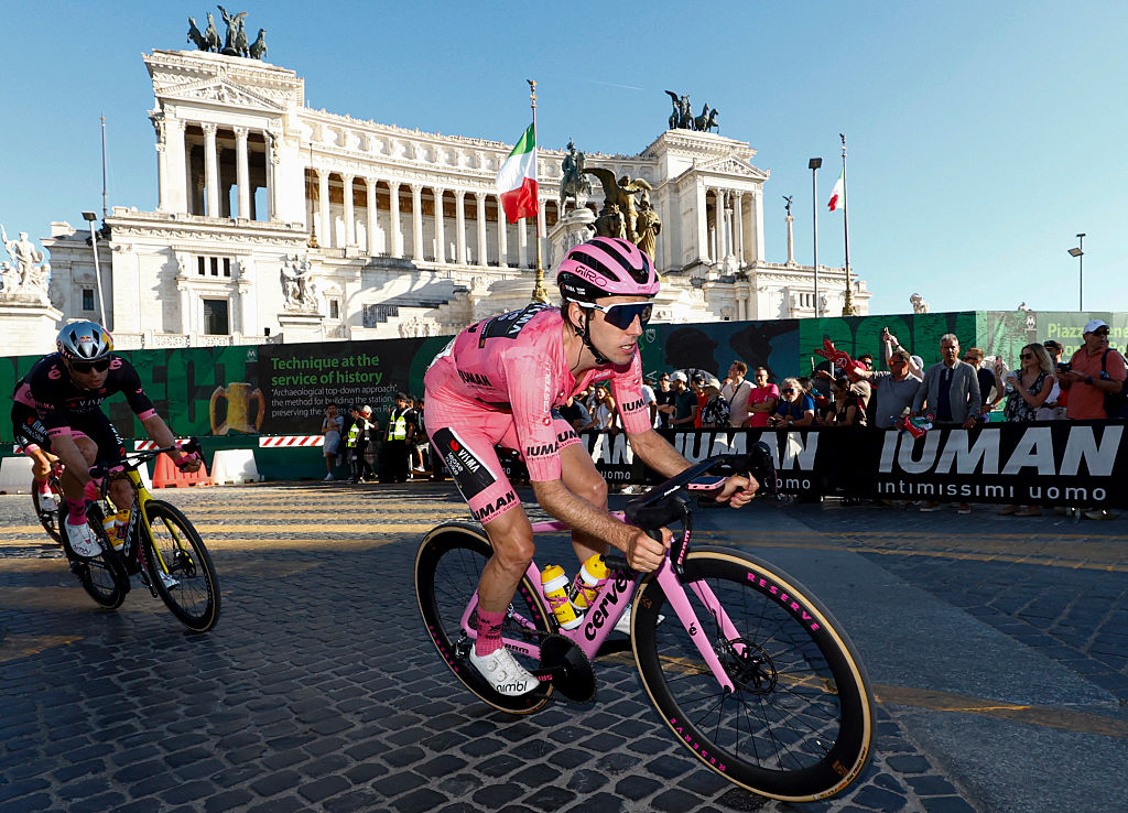 Team Visma-Lease a Bike's British rider Simon Yates wearing the pink jersey of overall leader (Maglia Rosa) rides past the Victor Emmanuel II Monument during the 21st and last stage of the 108th Giro d'Italia cycling race of 143kms from Rome to Rome on June 1, 2025. (Photo by Luca Bettini / AFP)