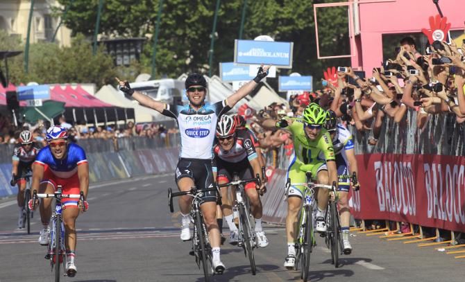 Sprinter Mark Cavendish wins the opening stage of the Giro d'Italia