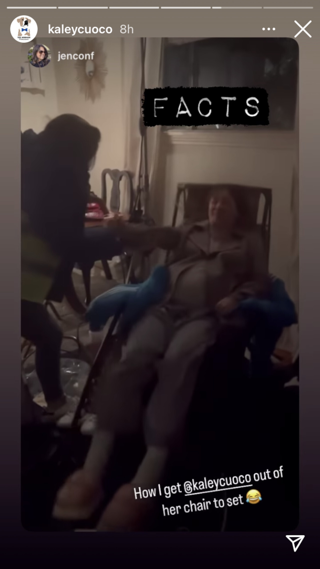 Kaley Cuoto levantándose de una silla estando embarazada