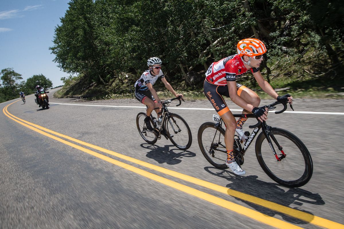 Matteo Dal-Cin (Silber) leads a break over the final KOM