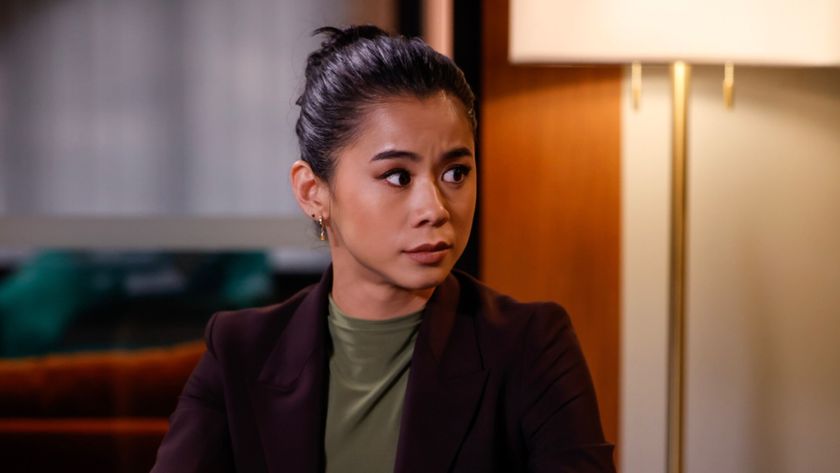 Leah Lewis as Sarah looking at Olympia in Matlock Season 2x01