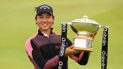 Min Woo Lee holding the 2021 Scottish Open trophy