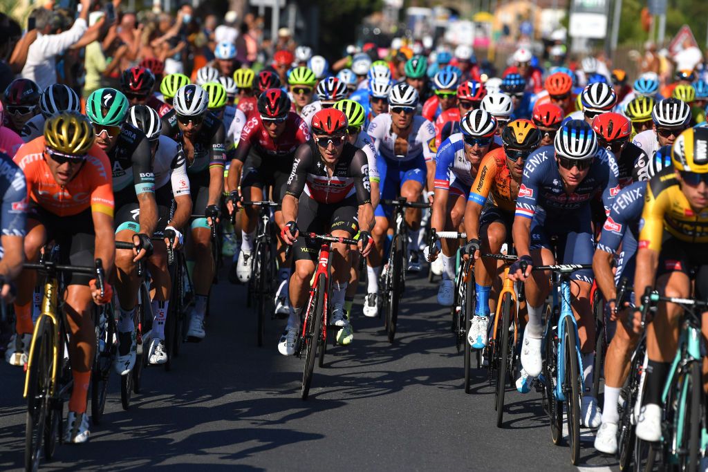 The bunch heads towards the Cipressa