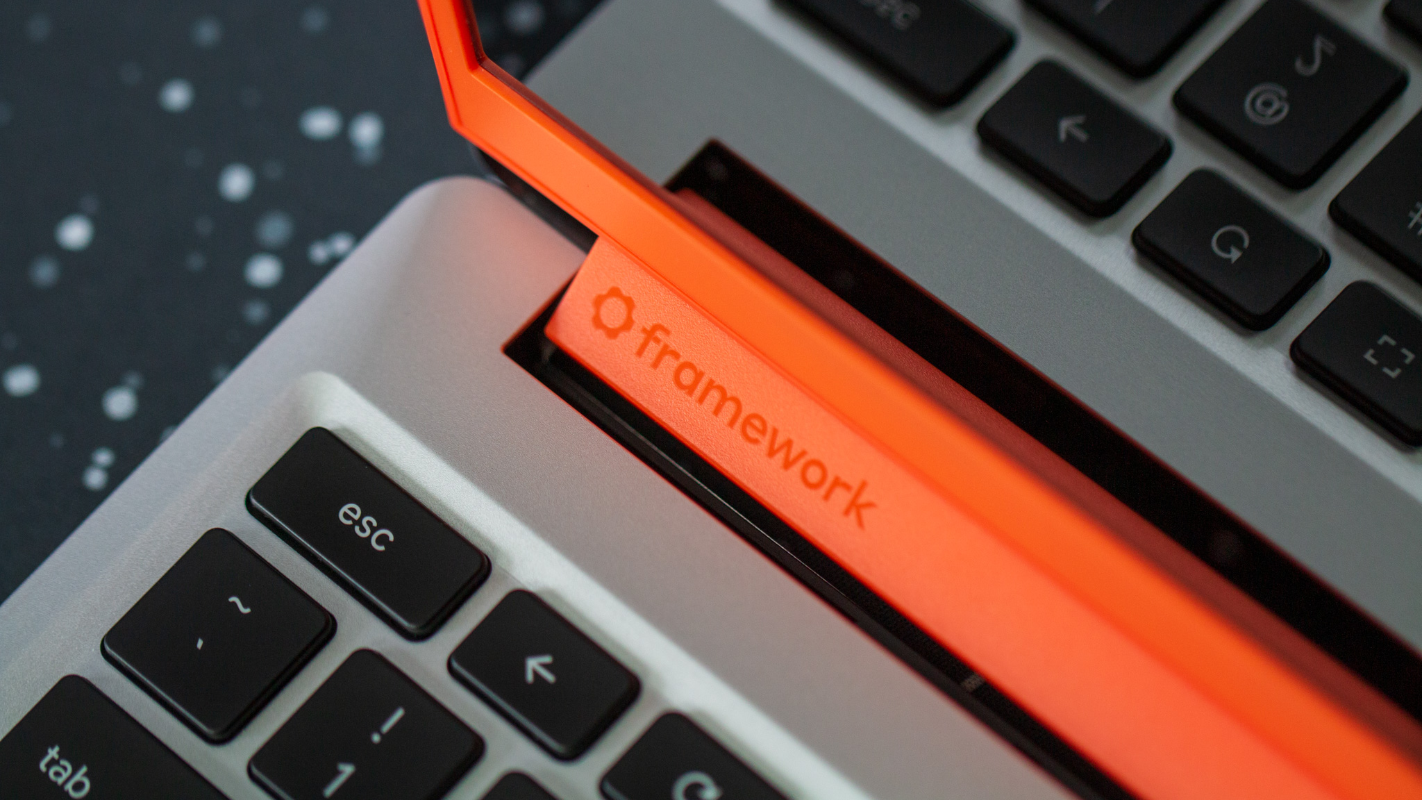 Framework Laptop Chromebook Edition menteşe logosu - 1