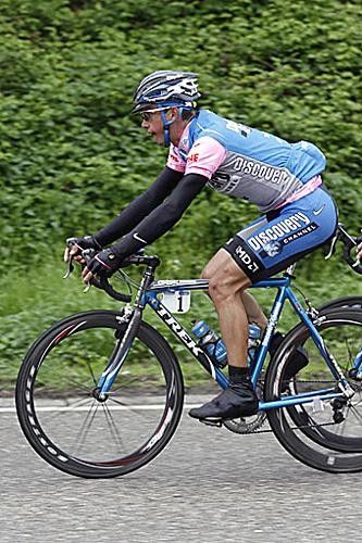 Paolo Savoldelli (Discovery Channel) in a rain jacket