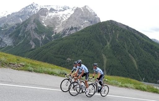 It's a climber's clinic with Contador