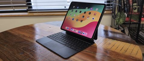 iPad Pro 13" med en M4-brikke står på et trebord.