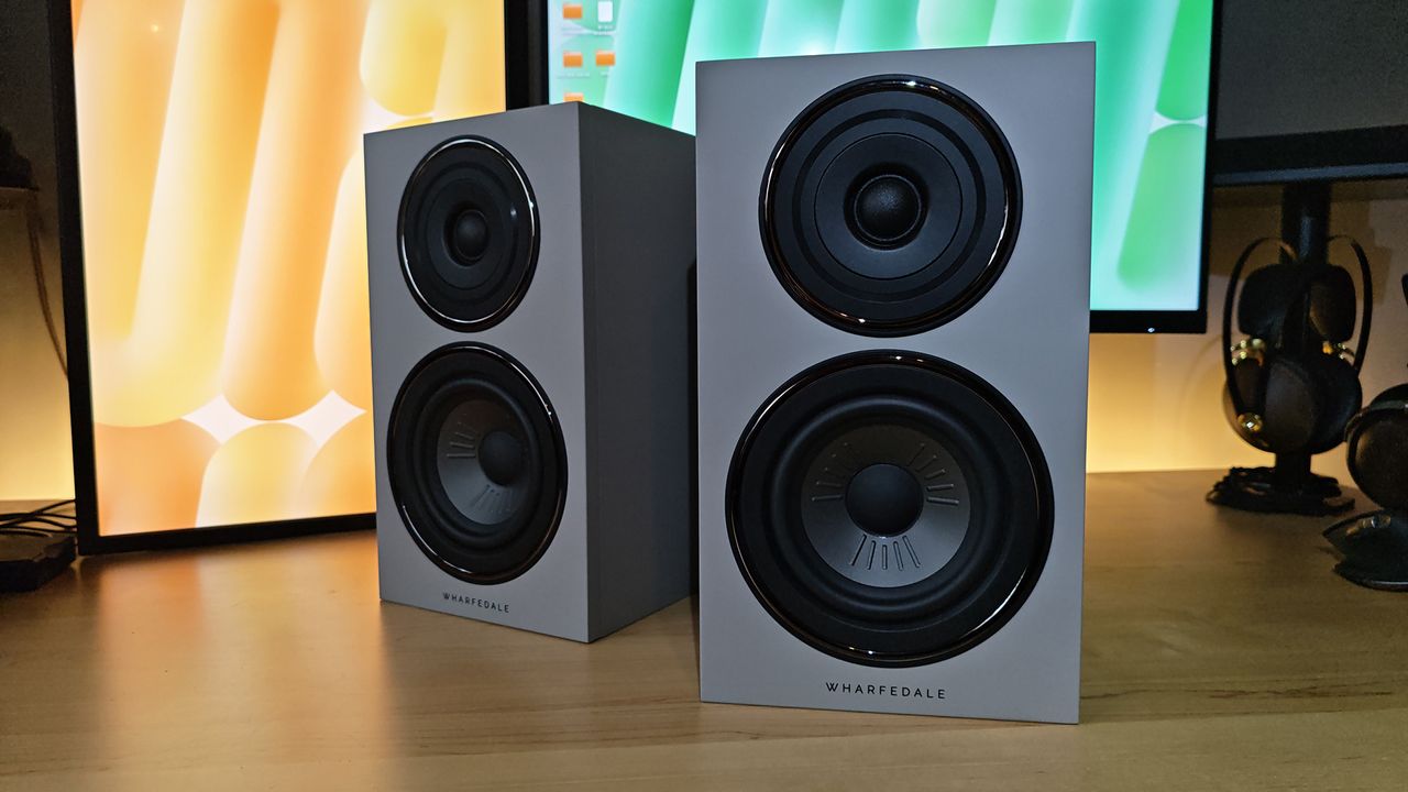A pair of Wharfedale Diamond 12.1i speakers.