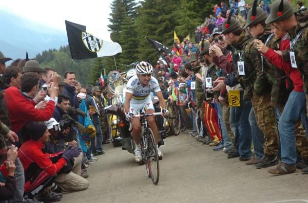Former world champion Paolo Bettini battles his way up Zoncolan wearing the world champion's jersey in 2007.