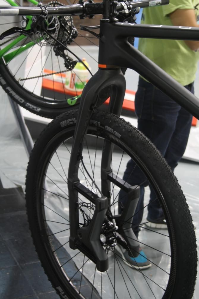 Weird forks were everywhere, like this 980g leaf-sprung model from Lauf