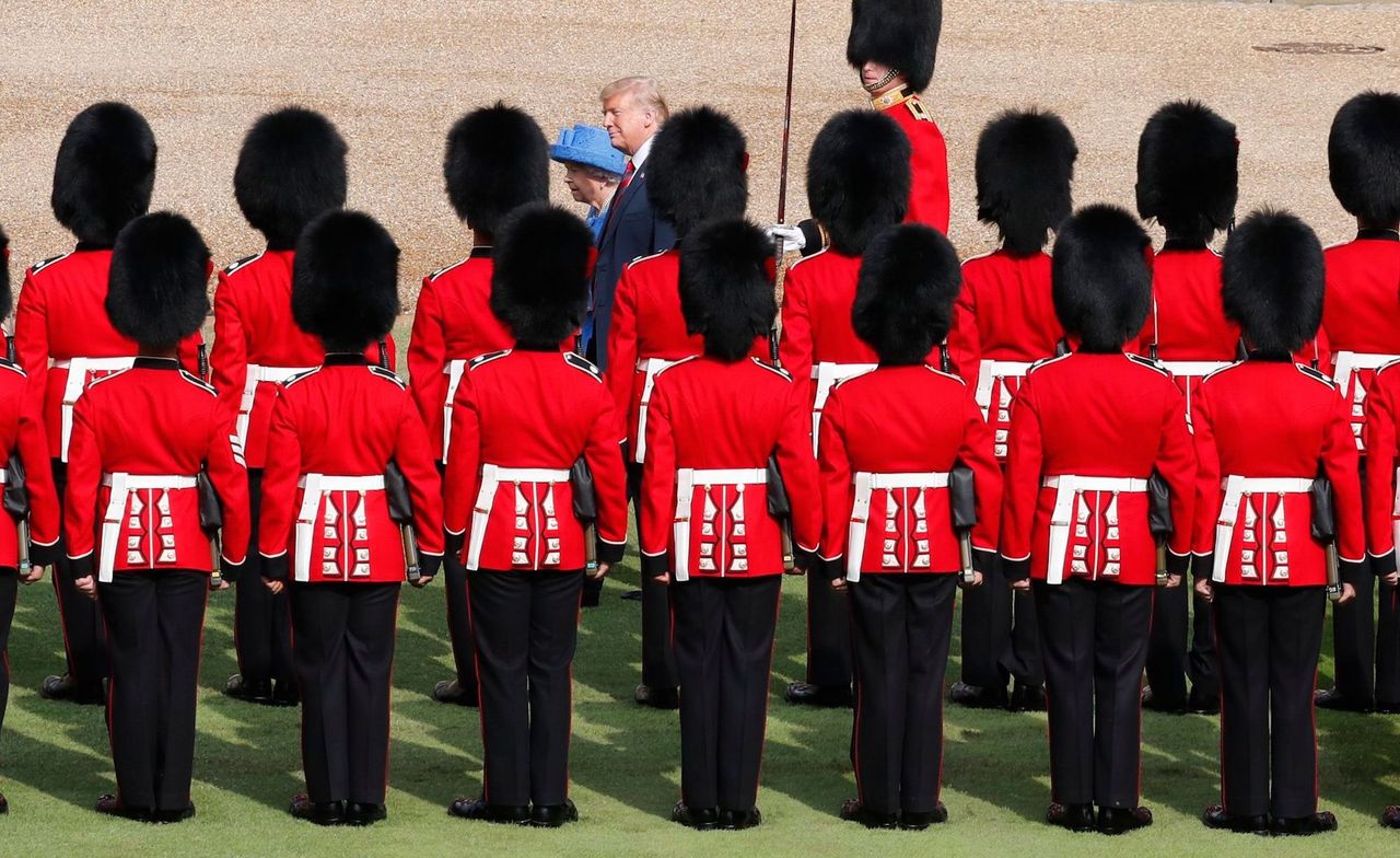 queen&#039;s guard tourist