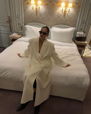 Coat Colour Trends 2024: Influencer wears a cream coat