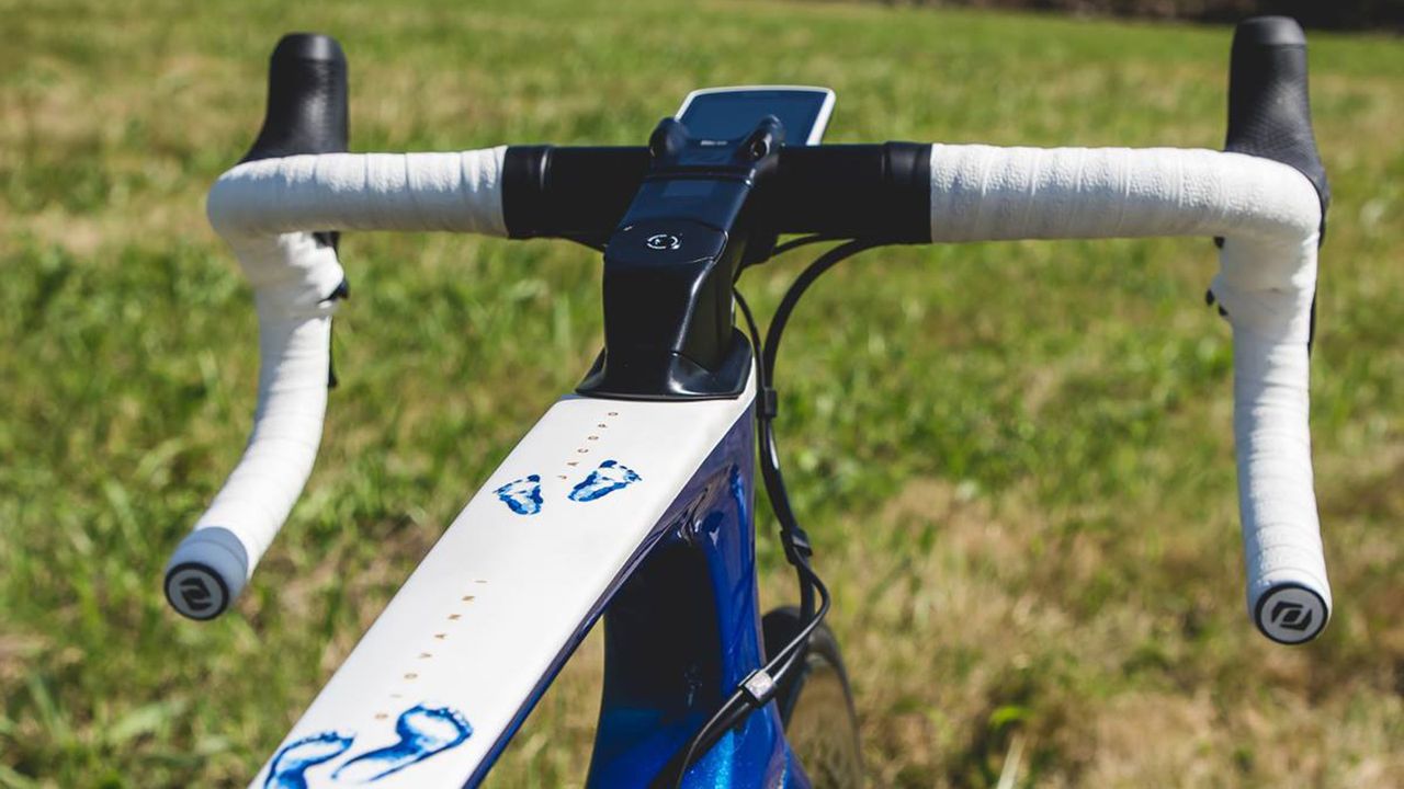 Internal cabling is routed through the head of the top tube on the Scott