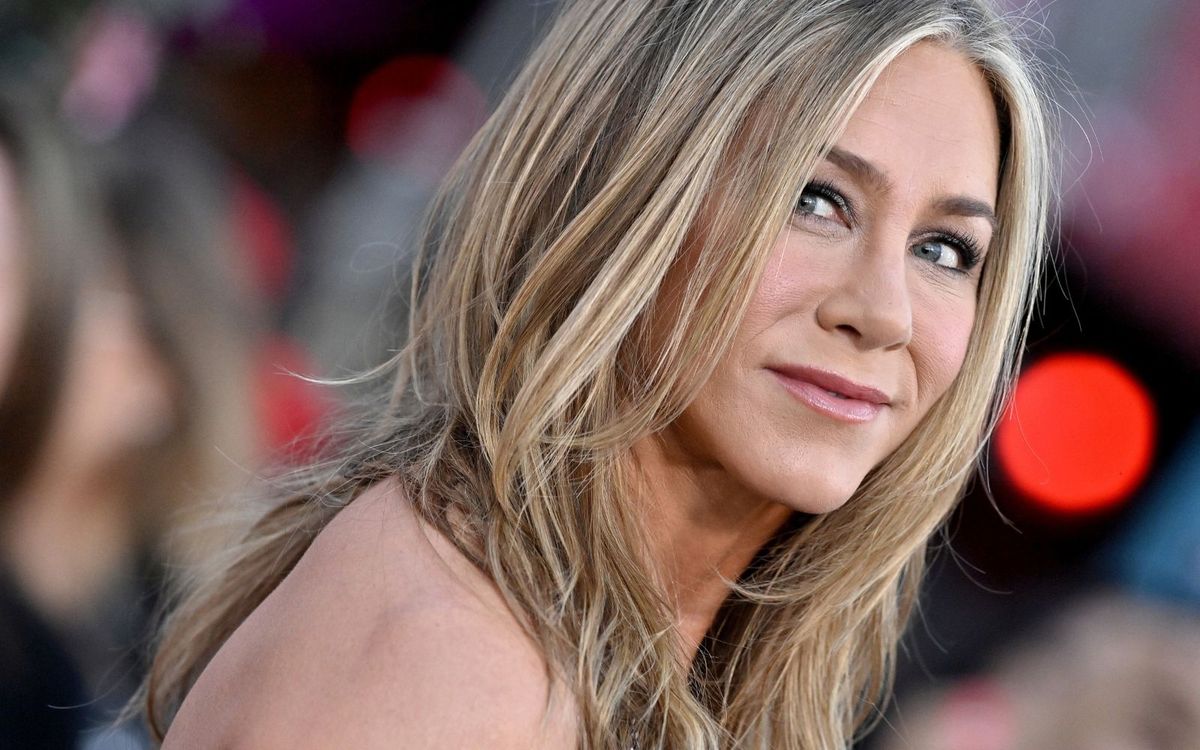 Jennifer Aniston’s living room is decorated with a calming material |