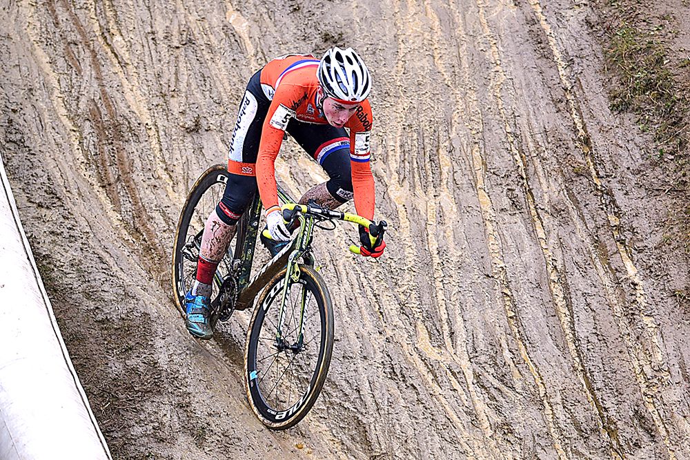 Jens Dekker (Netherlands) en route to victory in the junior men's race at the cyclo-cross Worlds