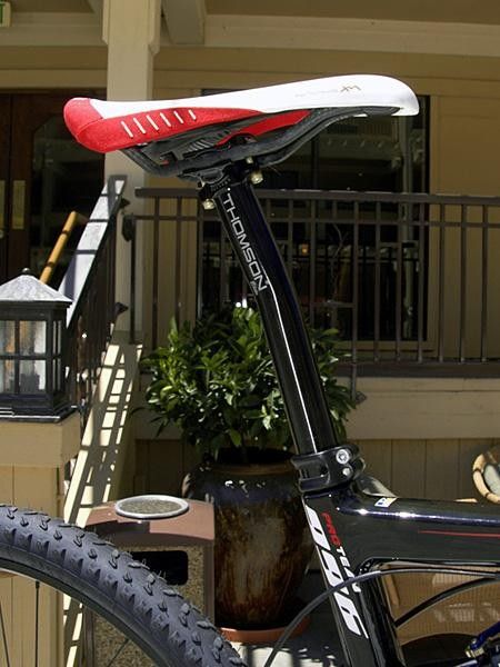 A conventional seatpost allows for easier saddle adjustments than the 986.