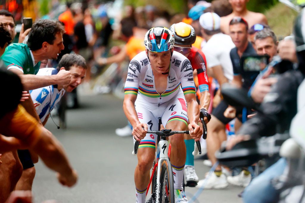 Video: Remco Evenepoel's first day in the rainbow jersey