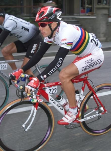 World champion Oscar Freire (Vitalicio Seguros) shows off the rainbow jersey during the 1999 Tour of Lombardy.
