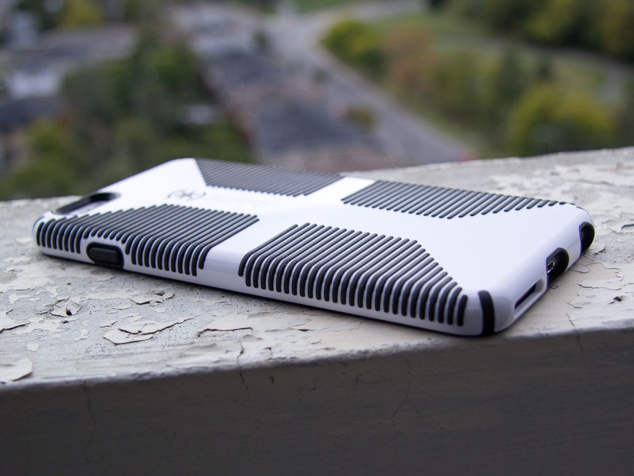 Side of Speck CandyShell Grip case for the iPhone 6s