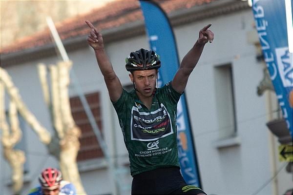 Arms aloft Tiernan-Lock (Endura Racing) in Haut Var.
