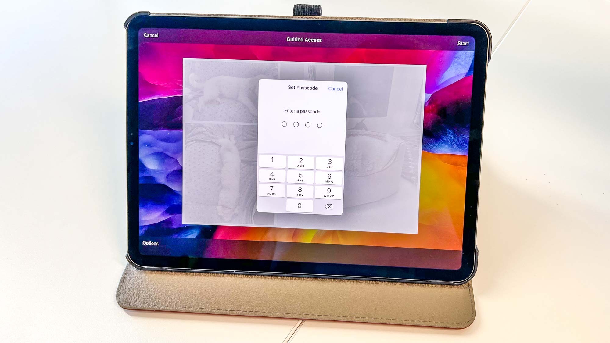 Фотография iPad, показывающая запрос PIN-кода при активации или выходе из режима управляемого доступа.