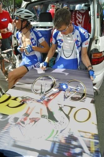 Michael Rogers (Quick Step) signs a large photo of himself