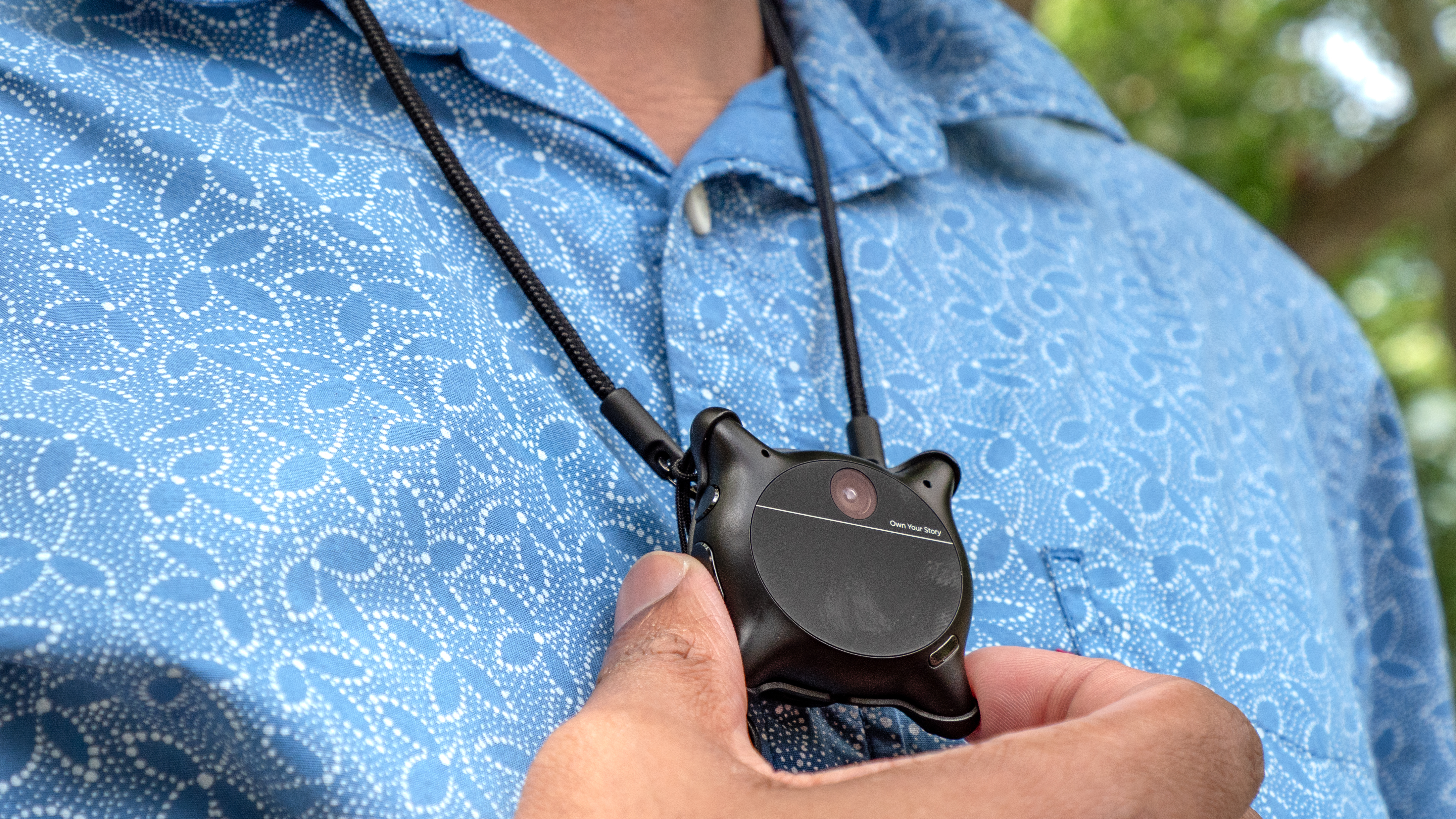 A person wearing the Looki L1 around their neck