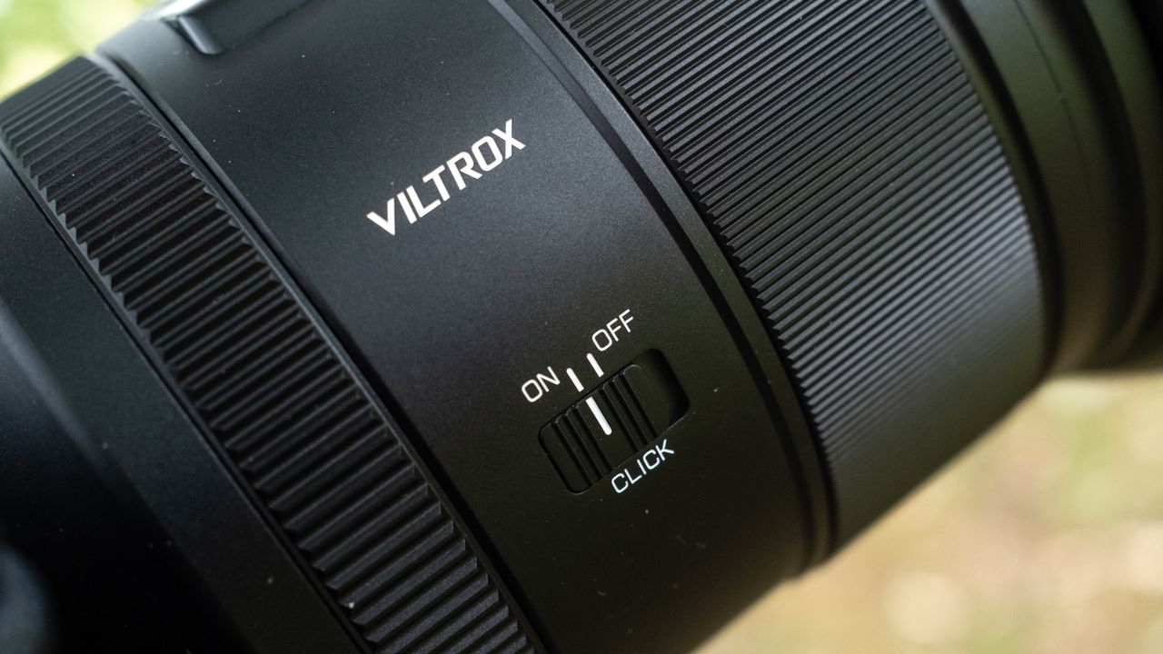 Viltrox AF 35mm f/1.2 LAB FE controls close up